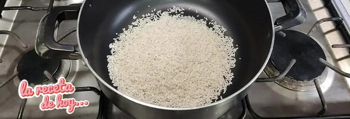 En una olla con un chorrito de aceite, vacía una taza de arroz. Deja dorar el arroz hasta que esté ligeramente dorado para que se esponje. (No debe quedar quemado ni blanco, un punto medio)