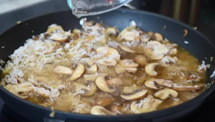 Agregar el caldo vegetal bajo en sodio, la sal y la pimienta. Remover suavemente.