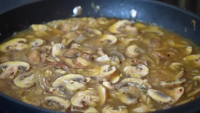 Bajar el fuego a medio, llevar a ebullición y luego cubrir. Cocinar hasta que el agua se absorba completamente.