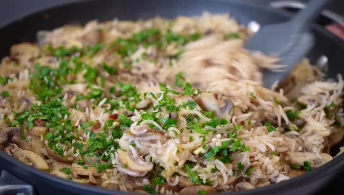 Mezclar suavemente para aflojar el arroz sin romper los granos.