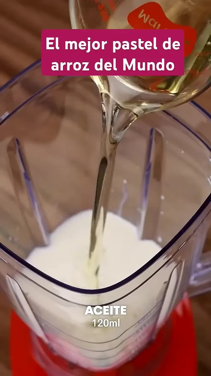 En una licuadora, mezcla la leche, el aceite, los huevos, el azúcar, y el arroz colado.