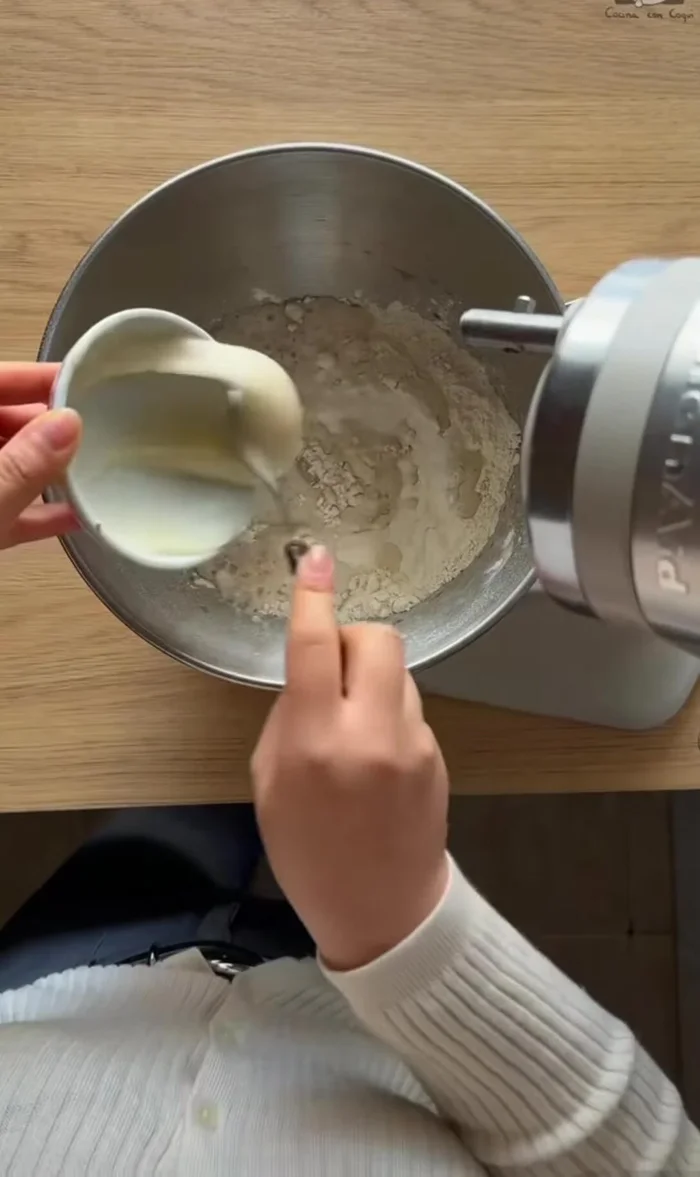 Poner todos los ingredientes y amasar.