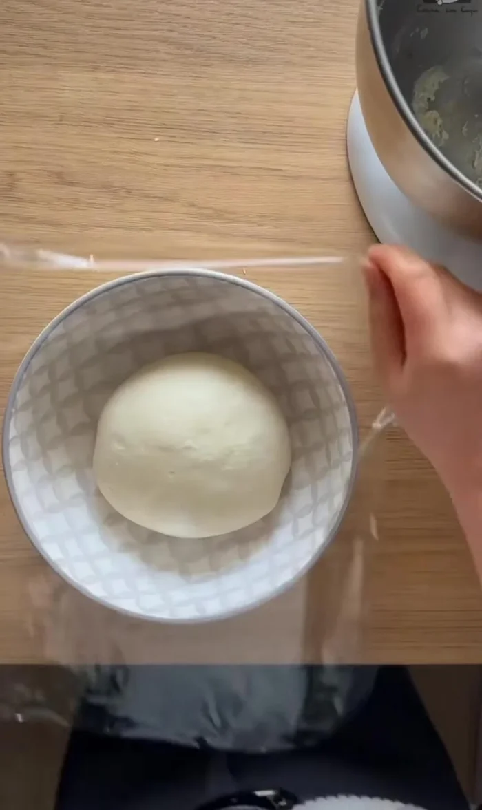 Dejar fermentar la masa hasta que doble su tamaño.
