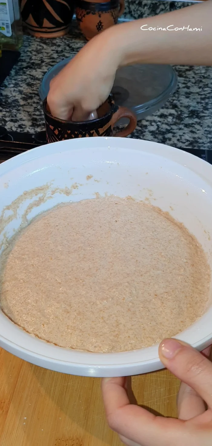 Una vez fermentada, hacer pliegues hacia dentro con las manos ligeramente humedecidas.