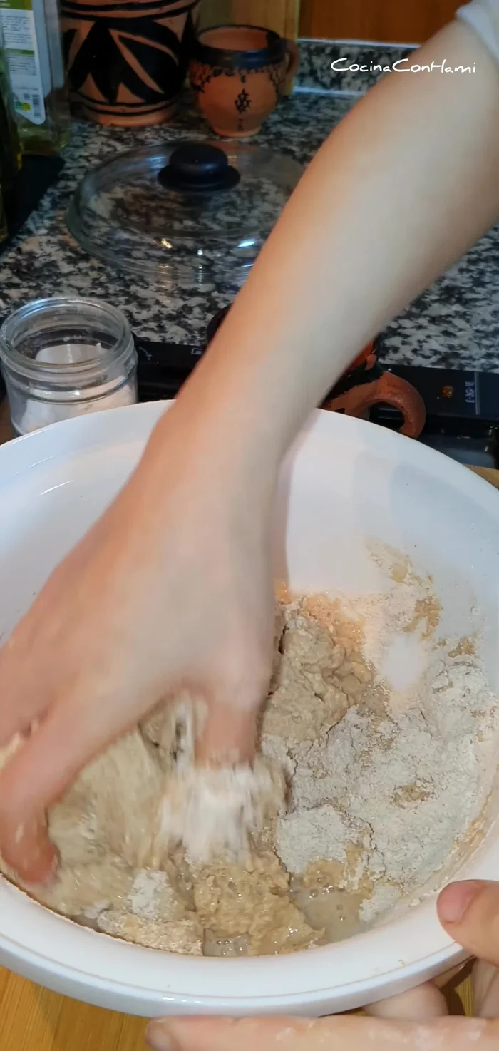 Amasar la masa suavemente durante un par de minutos. Tapar y dejar reposar durante 20-30 minutos hasta que haya fermentado.