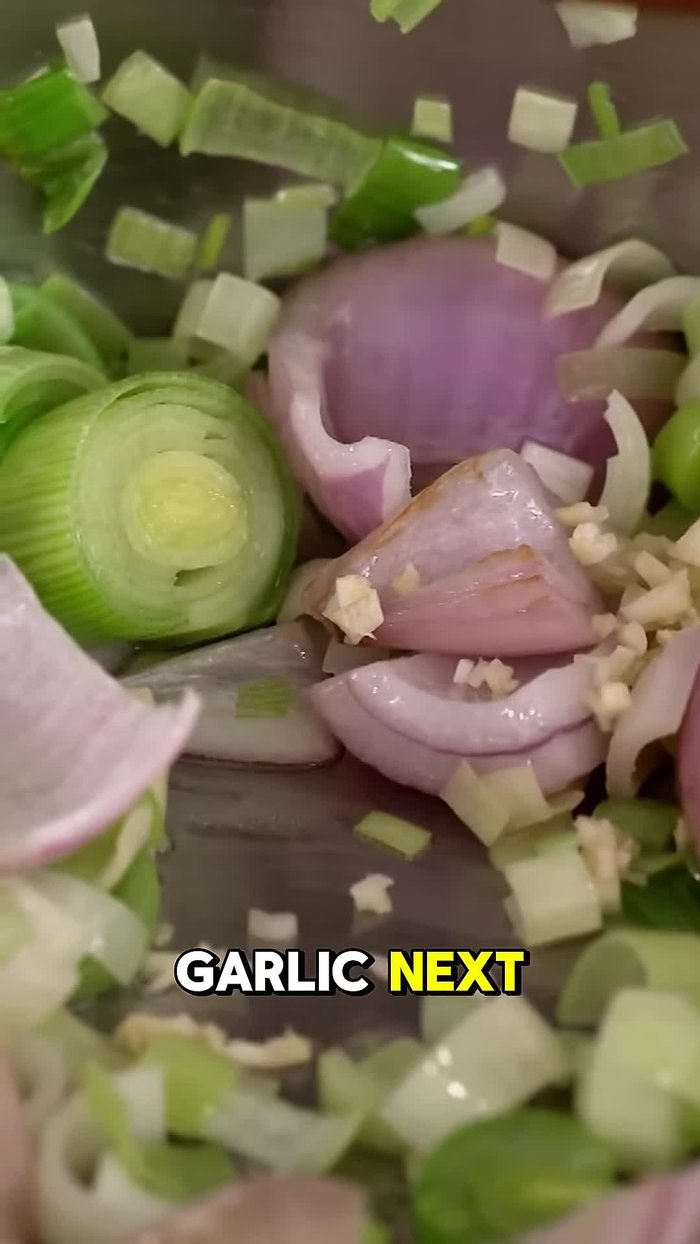 Añadir ajo y el pulpo. Cubrir la sartén para que el pulpo suelte sus jugos.