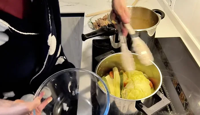 Separación de ingredientes: Una vez cocido, retirar la carne, las verduras y los garbanzos. Reservar el caldo.