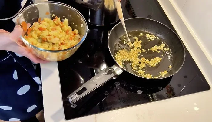 Repollo con garbanzos: Sofreír el ajo y el pimentón, añadir el repollo y los garbanzos cocidos. Agregar sal.