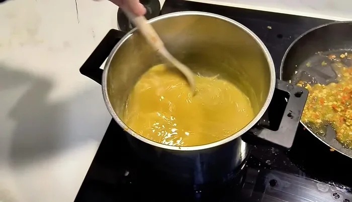 Sopa de cocido: Calentar el caldo del cocido y añadir fideos.