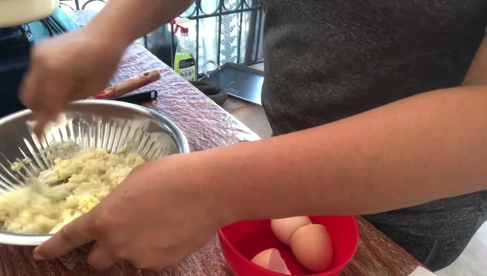 Calentar aceite en una cacerolita. Formar pequeñas tortitas con la mezcla de arroz y freírlas hasta que estén doradas por ambos lados.