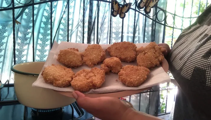 Añadir las tortitas de arroz al caldito y dejar cocinar hasta que las tortitas se esponjen.