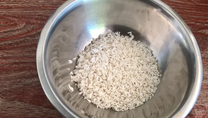 Lavar bien el arroz y escurrirlo. Moler el arroz en un molino de mano, procesador de alimentos o licuadora hasta obtener una textura granulada.