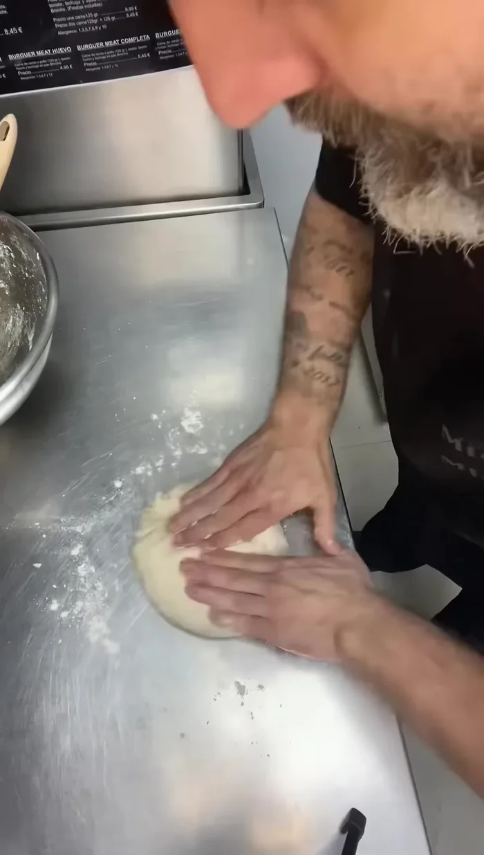 Amasar durante 5 minutos haciendo pliegues. La masa debe quedar firme.