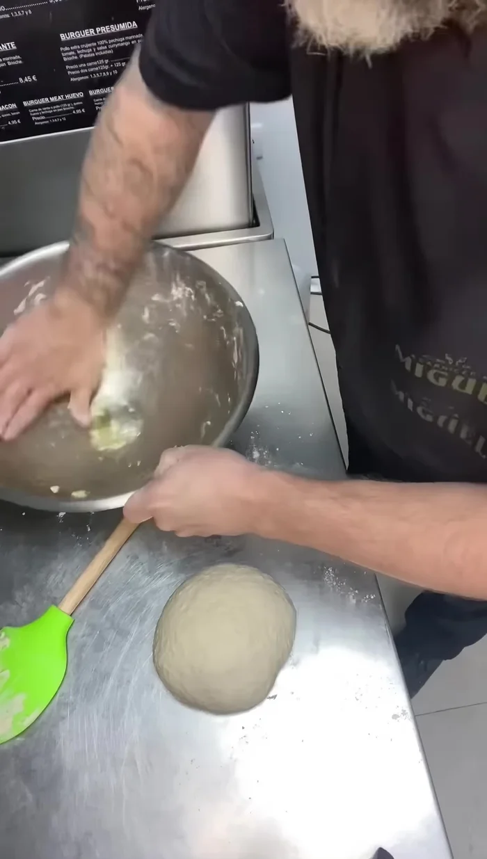 Untar un recipiente con aceite de oliva virgen extra, colocar la masa, tapar con papel film y dejar reposar durante 2 horas en el horno apagado.