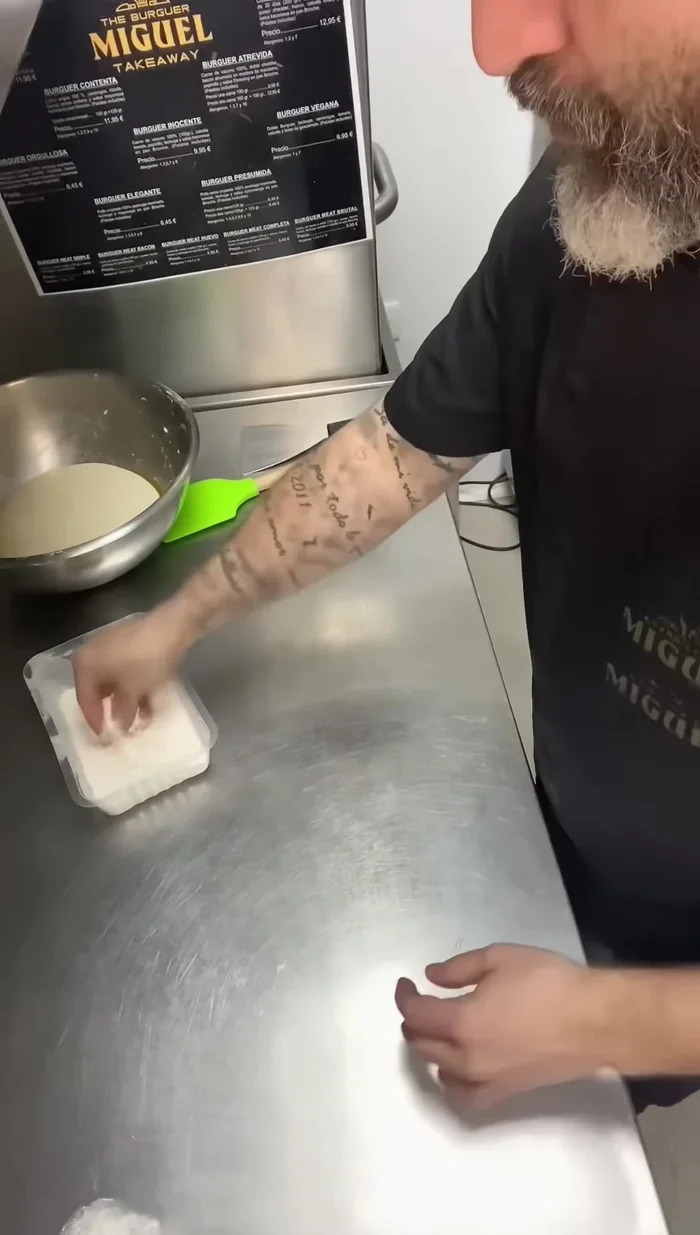 Pasadas las 2 horas, la masa habrá doblado su tamaño. Espolvorear harina en la mesa y sacar la masa.