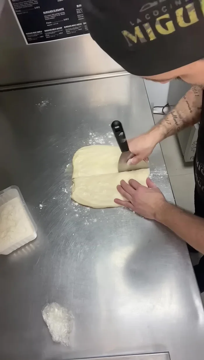 Dividir la masa en 4 partes iguales. Formar cada parte en una baguette alargada, sellando bien los bordes.