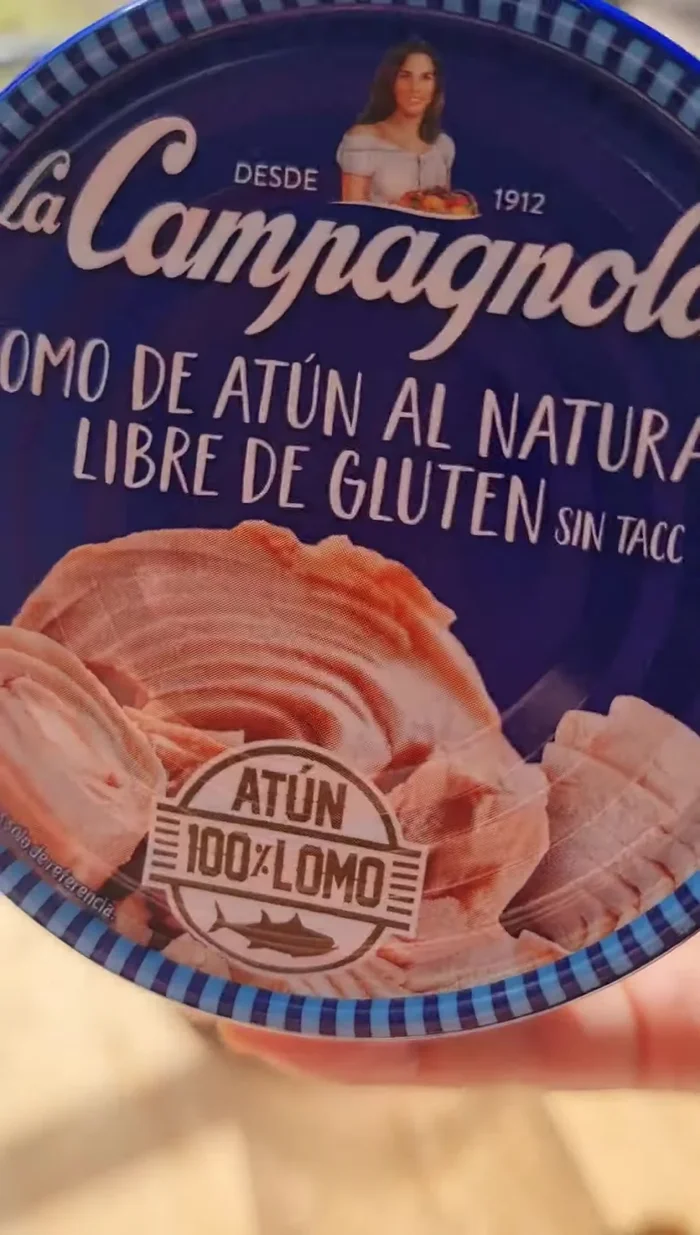 Mezcla el atún, el huevo, el queso rallado y el polvo para hornear. Mezcla muy bien.