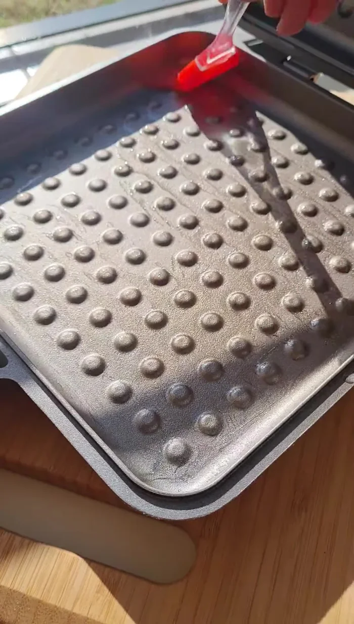 Engrasa una sartén o utiliza el microondas.