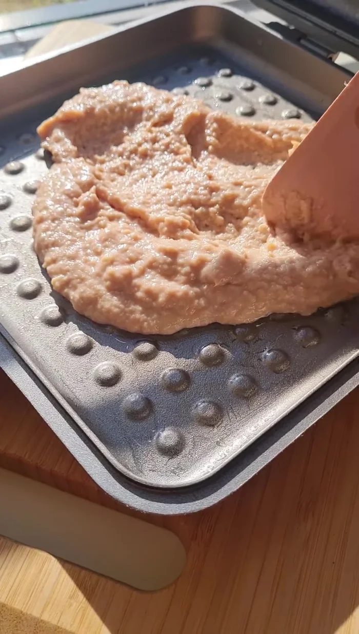 Vierte la mezcla en la sartén formando un pan plano. Cocina de un lado y del otro hasta que esté dorado.