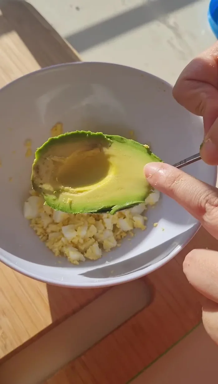 Para el relleno: procesa o tritura bien una palta madura.