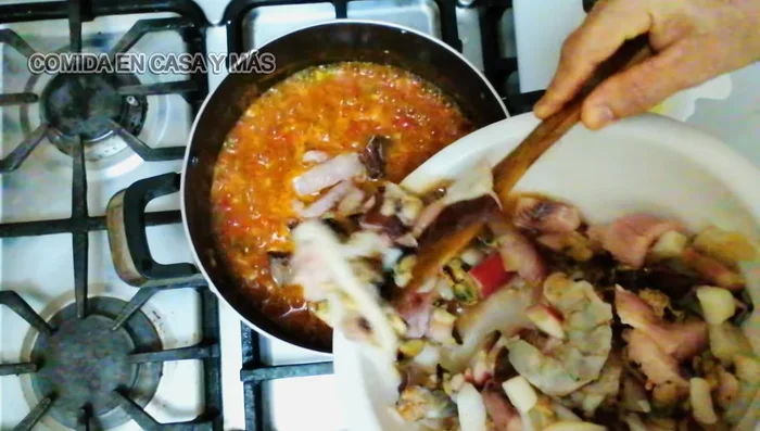 Agregar la mixtura de mariscos.