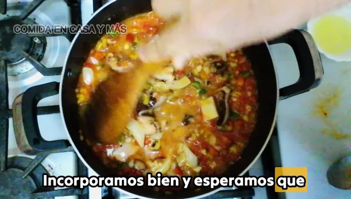 Dejar cocinar hasta que la salsa espese y los mariscos estén cocidos.