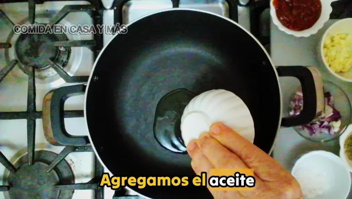 En una sartén o cacerola, agregar aceite, ajos y cebolla.