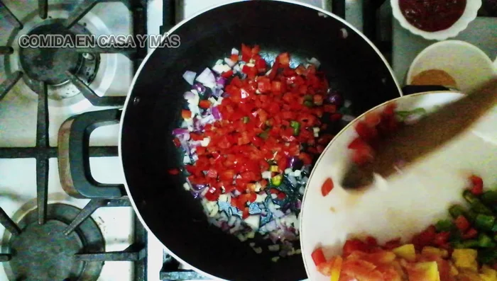 Agregar los pimientos (rojo, verde y amarillo) y el tomate.