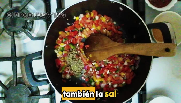 Agregar orégano y sal al gusto.
