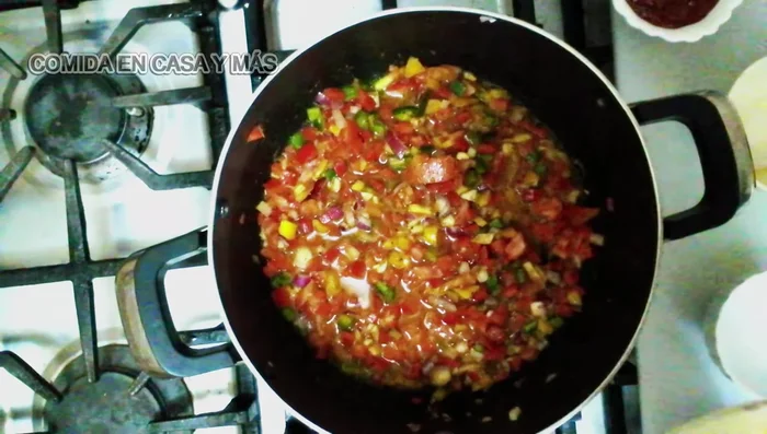 Agregar la harina de trigo disuelta en un poco de agua para espesar la salsa.