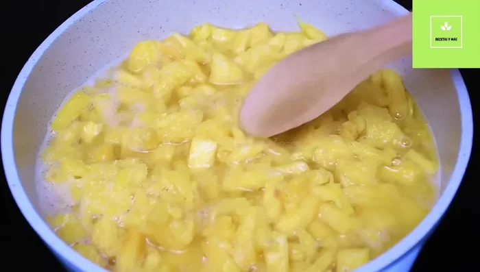 Cocinar la piña en una sartén a fuego medio durante 20-25 minutos hasta que se convierta en mermelada.