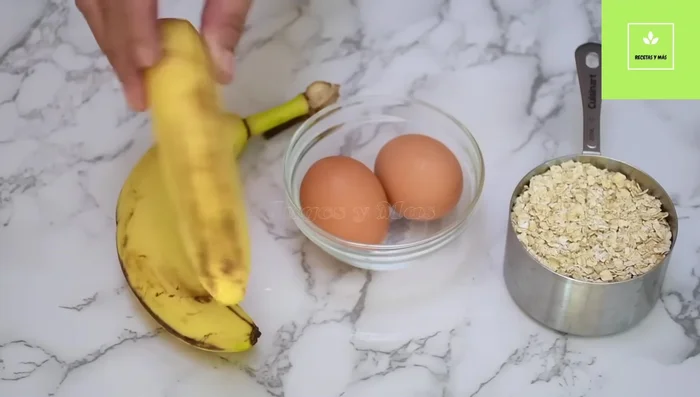 Preparación de las tortitas de avena: Machacar los plátanos maduros.