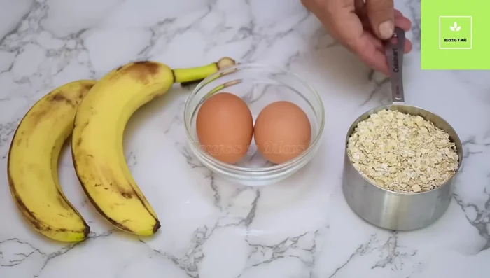 Mezclar los plátanos machacados, los huevos y la avena.