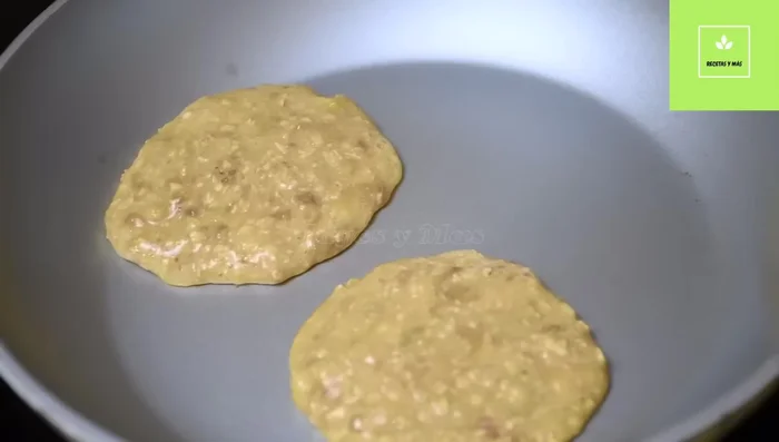 Cocinar la mezcla en una sartén formando tortitas, aproximadamente 1 minuto por lado a fuego medio.