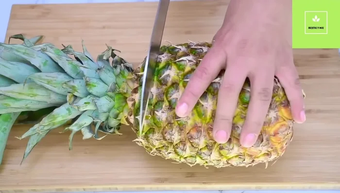 Colocar la piña en una taza, agregar el agua y aplastar la piña para extraer su jugo.