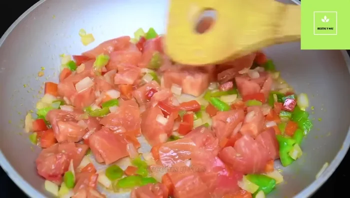 Incorporar los tomates, sal, pimienta y un chorrito de agua. Cocinar a fuego medio durante 5 minutos.