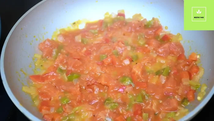 Triturar ligeramente los tomates y verduras con un tenedor.