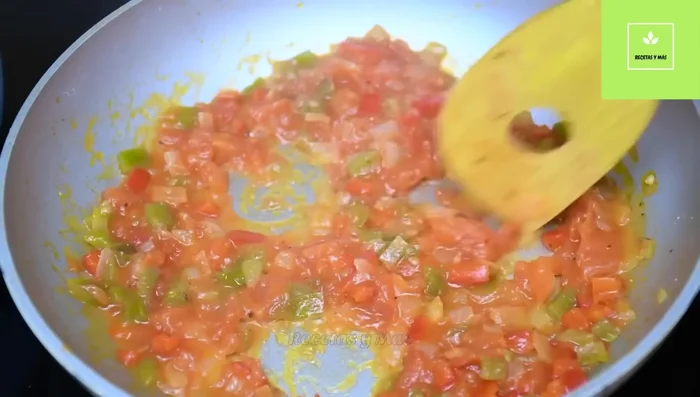 Hacer hoyitos en la mezcla de verduras y agregar los huevos. Cocinar hasta que estén al gusto (80% cocidos en este ejemplo).
