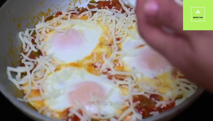 Agregar queso y cilantro picado. Cocinar hasta que el queso se derrita.