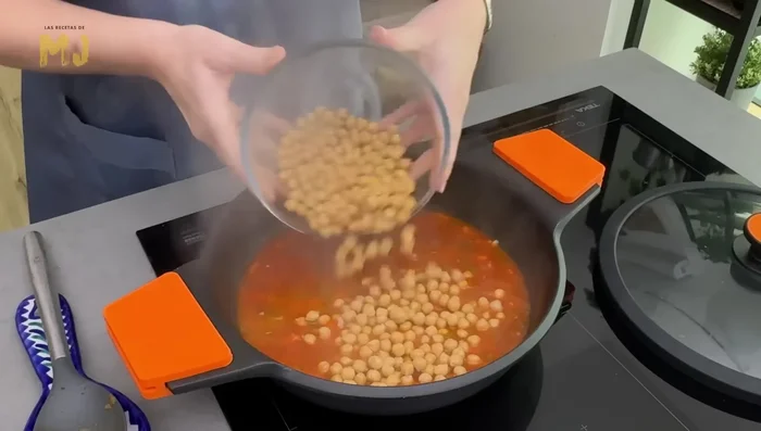 Añadimos 300 g de garbanzos cocidos y dejamos cocinar 5 minutos.