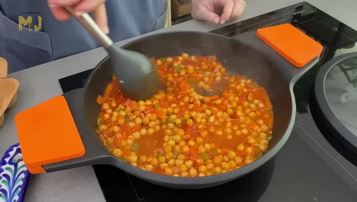 Hacemos unos huecos y echamos las claras de huevo. Tapamos y dejamos cocinar unos 5 minutos hasta que estén casi cuajadas.