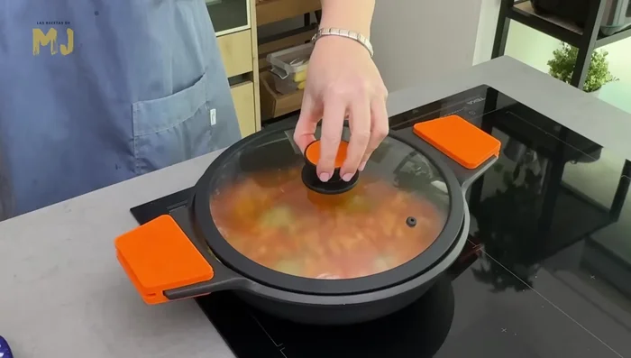 Ponemos una yema de huevo sobre cada clara, volvemos a tapar y dejamos un par de minutos.