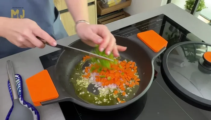 Añadimos las verduras picadas, un poco de sal y sofreímos durante 10 minutos a fuego medio-alto.