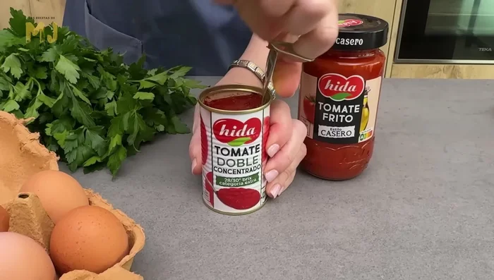 Agregamos una cucharada de postre de tomate concentrado y mezclamos.