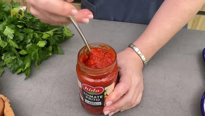 Incorporamos tres cucharadas de tomate frito, mezclamos y dejamos cocinar 5 minutos a fuego medio-alto.