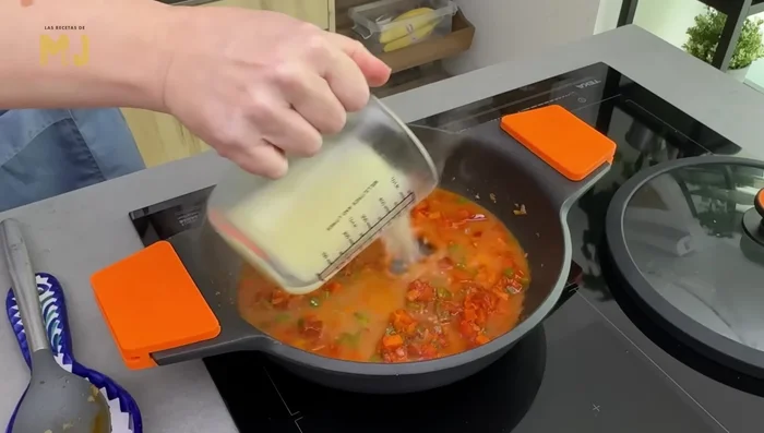 Vertemos 200 ml de caldo de pollo, dejamos que rompa a hervir y rectificamos el punto de sal.