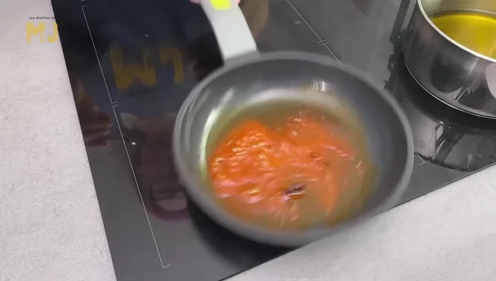Echar el aceite de pimentón sobre las patatas.