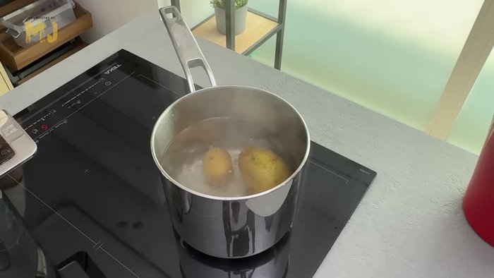 Cocer las patatas enteras con piel. El tiempo dependerá del tamaño (aprox. 20 minutos). Comprobar que estén tiernas.