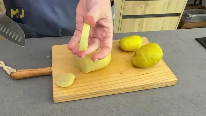 Una vez templadas, pelar y cortar en rodajas de 1 cm de grosor.