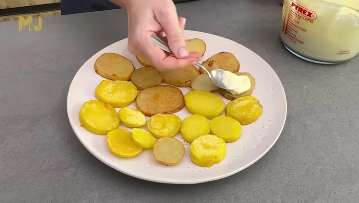 Cubrir las patatas fritas con la mayonesa.